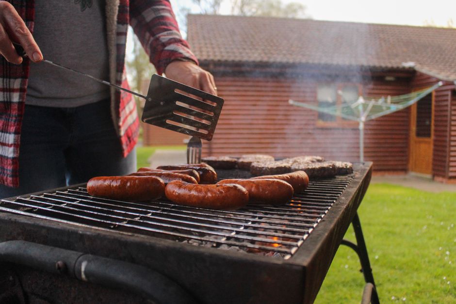 Priprema hrane na kamado roštilju u vrtu