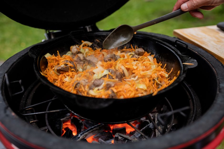 Kamado roštilj u vrtu, plamen i dim